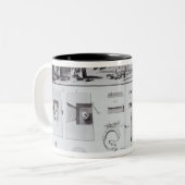 De Pin Factory, bord 2 van Volume IV Tweekleurige Koffiemok (Voorkant links)