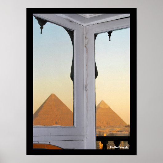 De Piramides van Giza vanuit het Hotel Pyramisa Poster (Voorkant)