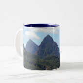 De Pitons en Soufriere Tweekleurige Koffiemok (Voorkant links)