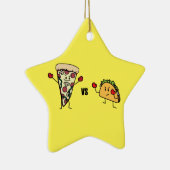 De Pizza van pepperonis VERSUS Taco: Mexicaan Keramisch Ornament (Rechts)