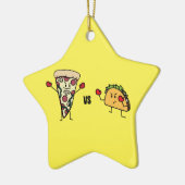 De Pizza van pepperonis VERSUS Taco: Mexicaan Keramisch Ornament (Links)