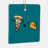 De Pizza van pepperonis VERSUS Taco: Mexicaan Keramisch Ornament (Rechts)