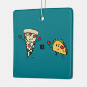 De Pizza van pepperonis VERSUS Taco: Mexicaan Keramisch Ornament (Links)