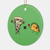 De Pizza van pepperonis VERSUS Taco: Mexicaan Keramisch Ornament (Links)