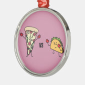 De Pizza van pepperonis VERSUS Taco: Mexicaan Metalen Ornament (Links)