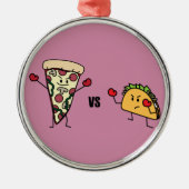 De Pizza van pepperonis VERSUS Taco: Mexicaan Metalen Ornament (Voorkant)