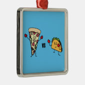 De Pizza van pepperonis VERSUS Taco: Mexicaan Metalen Ornament (Rechts)