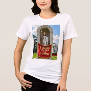 De plaats van een vrouw in het T-shirt van het ver