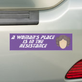 De plaats van een vrouw in het verzet bumpersticker (Op auto)