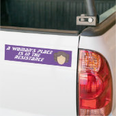 De plaats van een vrouw in het verzet bumpersticker (Op Truck)