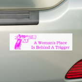 De Plaats van een Vrouw is achter een Trekker Bumpersticker (Op auto)