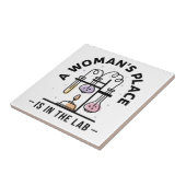 De plaats van een vrouw is in het lab - Feministis Tegeltje (Zijkant)