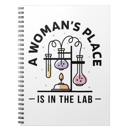 De plaats van een vrouw is in het lab - STEM-kunst Notitieboek (Voorkant)