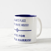 DE PLAATS VAN EEN VROUW IS IN... TWEEKLEURIGE KOFFIEMOK (Voorkant rechts)