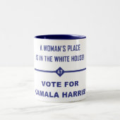 DE PLAATS VAN EEN VROUW IS IN... TWEEKLEURIGE KOFFIEMOK (Center)