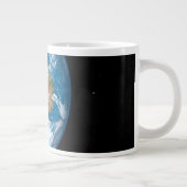 De planeet Aarde toont wolken boven Australië. Grote Koffiekop (Rechts)