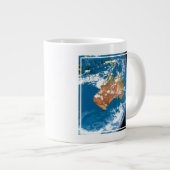 De planeet Aarde toont wolken boven Australië. Grote Koffiekop (Voorkant rechts)