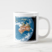 De planeet Aarde toont wolken boven Australië. Grote Koffiekop (Rechts)