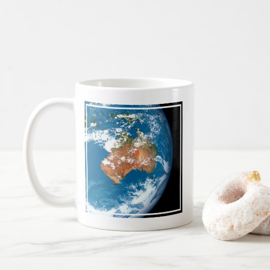 De planeet Aarde toont wolken boven Australië. Koffiemok (Met donut)