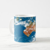 De planeet Aarde toont wolken boven Australië. Koffiemok (Voorkant links)