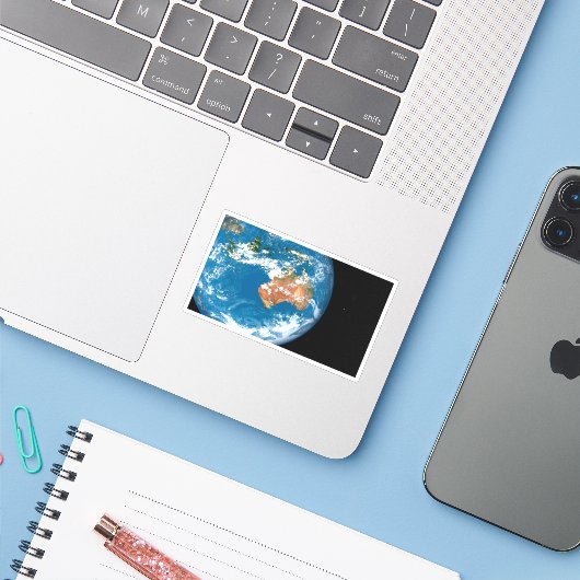 De planeet Aarde toont wolken boven Australië. Sticker (Laptop met iPhone)
