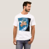 De planeet Aarde toont wolken boven Australië. T-shirt (Voorkant volledig)