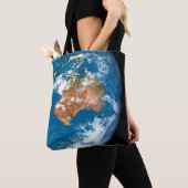 De planeet Aarde toont wolken boven Australië. Tote Bag (Dichtbij)