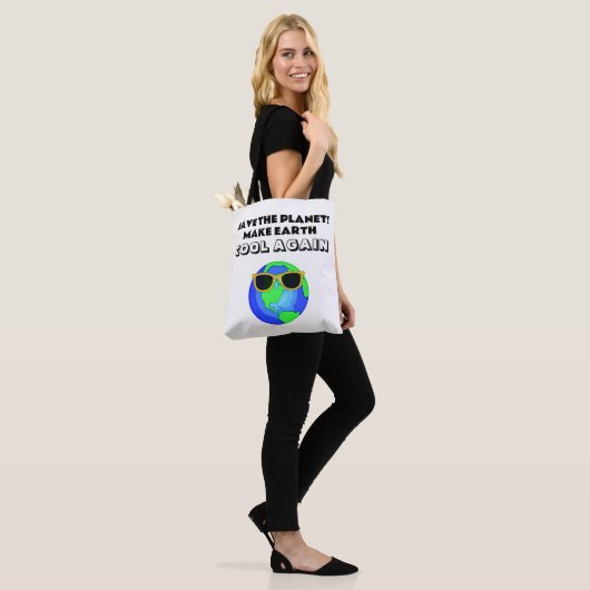 De planeet opslaan tote bag (Op model)