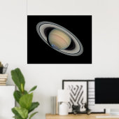 De planeet Saturn met Auroras Poster (Thuiskantoor)