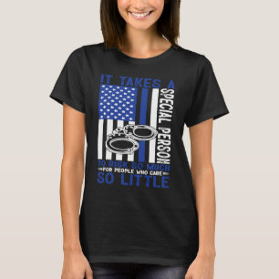 De politie neemt een speciale persoon om zo veel F T-shirt
