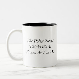 De politie vindt het nooit zo grappig als jij... tweekleurige koffiemok