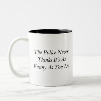 De politie vindt het nooit zo grappig als jij... tweekleurige koffiemok