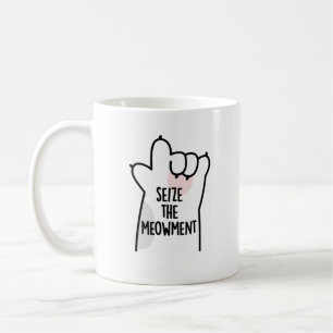 De positieve kat van het apparaat in beslag nemen koffiemok