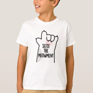 De positieve kat van het apparaat in beslag nemen t-shirt