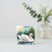 De prachtige zwaan op het meer is een gezicht om t vierkante visitekaartje (Staand voorkant)