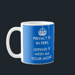 De privacy is in de Mok van Peril<br><div class="desc">Ontworpen zodat het bewustmakingsbericht duidelijk wordt getoond welke manier u uw mok houdt! Klik op de knop 'Aanpassen' om de achtergrondkleur, tekst of afbeeldingen toe te voegen of te wijzigen.</div>