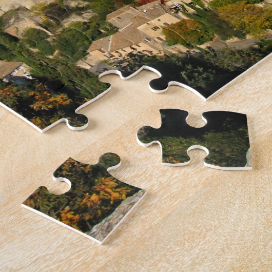 De provinciale bergstad schijnt in het ochtendlich legpuzzel (Zijkant)