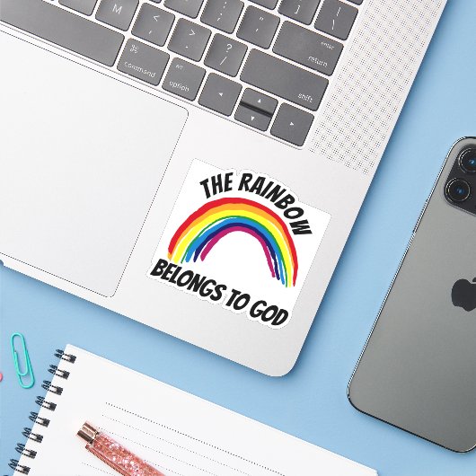 DE RAINBOW BEHOORT TOT GOD DECAL STICKER (Laptop met iPhone)