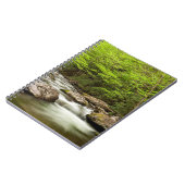 De rechte vork stroomt door bos notitieboek (Linkerzijde)