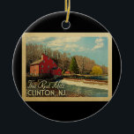 De Red Mill Clinton New Jersey Vintage Travel Keramisch Ornament<br><div class="desc">Dit het vintage reisontwerp The Red Mill Clinton New Jersey kenmerkt de beroemde Rode Mill met water van de Raritan-rivier die langs stroomt en prachtige witte wolken.</div>