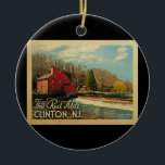 De Red Mill Clinton New Jersey Vintage Travel Keramisch Ornament<br><div class="desc">Dit het vintage reisontwerp The Red Mill Clinton New Jersey kenmerkt de beroemde Rode Mill met water van de Raritan-rivier die langs stroomt en prachtige witte wolken.</div>