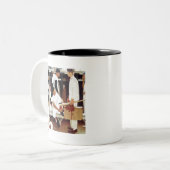 De referentie tweekleurige koffiemok (Voorkant links)