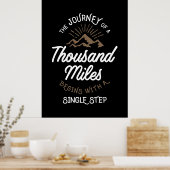 De reis van duizend kilometer poster (Keuken)