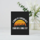 De reis van duizend mijlen begint met een lied informatiekaartje (Staand voorkant)