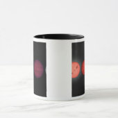 De renditie van een kunstenaar vergelijkt bruine d mok (Midden)