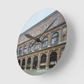 De resterende vleugel van een klooster, nu de Acad Ronde Klok (Hoek)