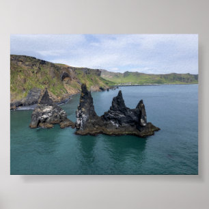 De Reynisdrangar-rotsformaties in IJsland Poster