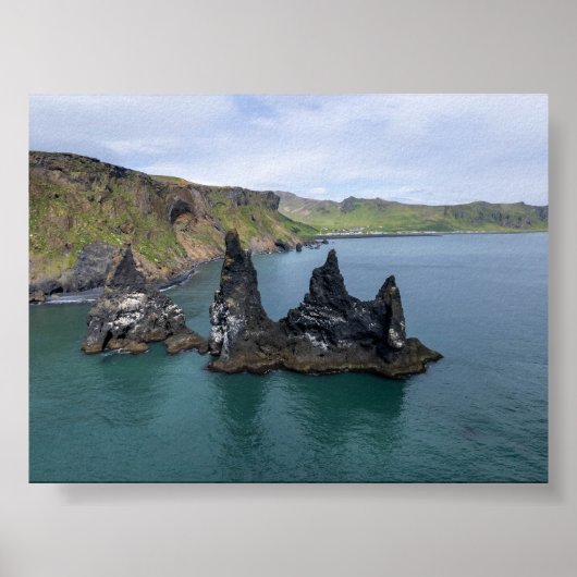 De Reynisdrangar-rotsformaties in IJsland Poster (Voorkant)