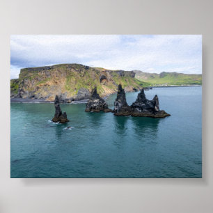De Reynisdrangar-rotsformaties in IJsland Poster