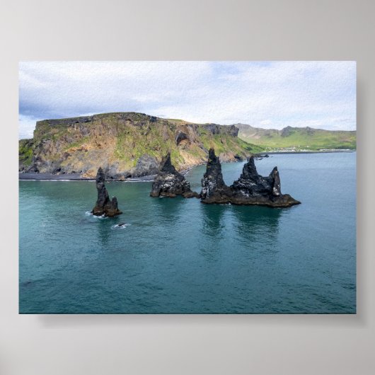 De Reynisdrangar-rotsformaties in IJsland Poster (Voorkant)